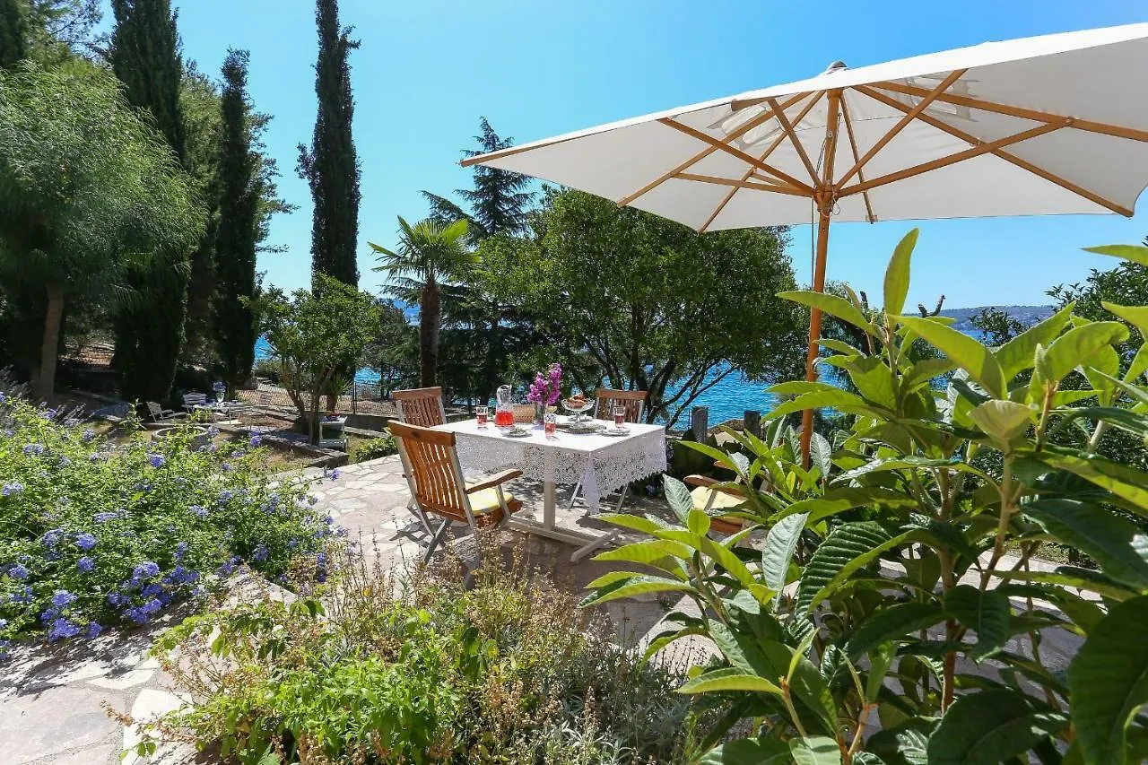 Secret Garden Barada Beach Apartment Trogir
