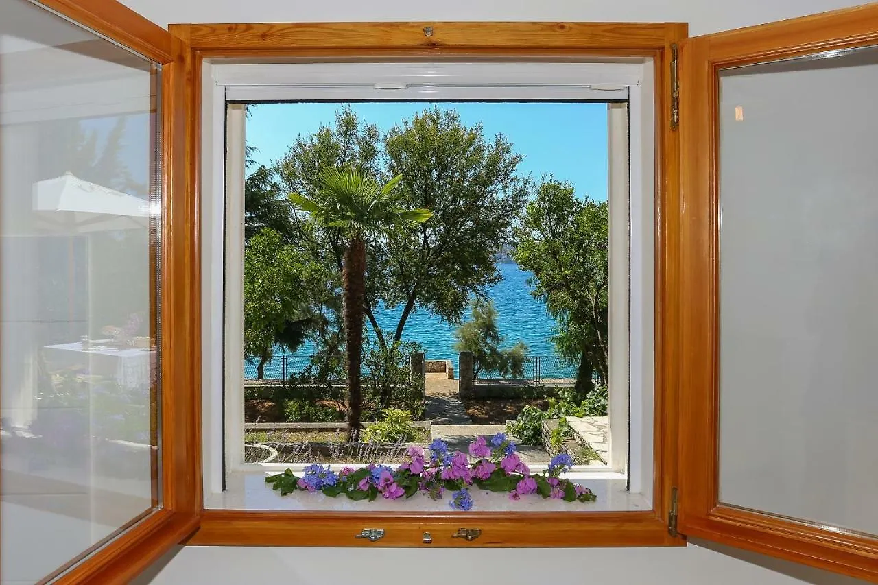 Secret Garden Barada Beach Apartment Trogir