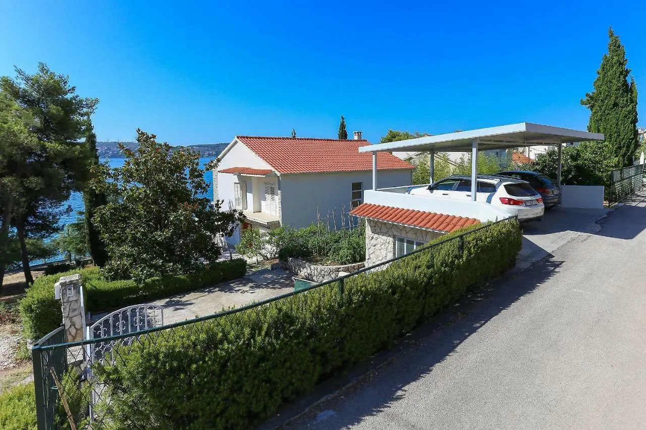 Secret Garden Barada Beach Apartment Trogir